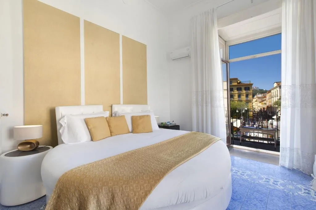 Room, Piazza Tasso B B, Naples