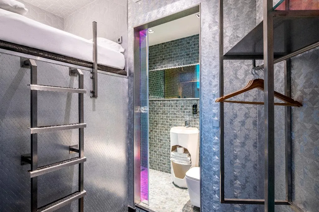DOUBLE BUNK BED Room, Diamond Capsule Hotel Amsterdam South, Amsterdam