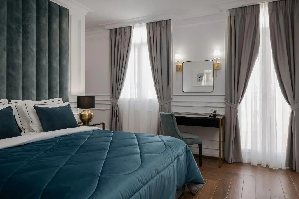 SUITE KING BED WITH JACUZZI Room, Praxitelous Luxury Suites, Athens