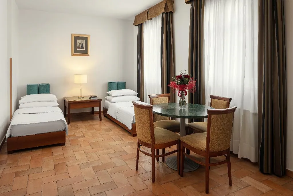 SUITE CAPACITY 4 Room, Galileo, Prague