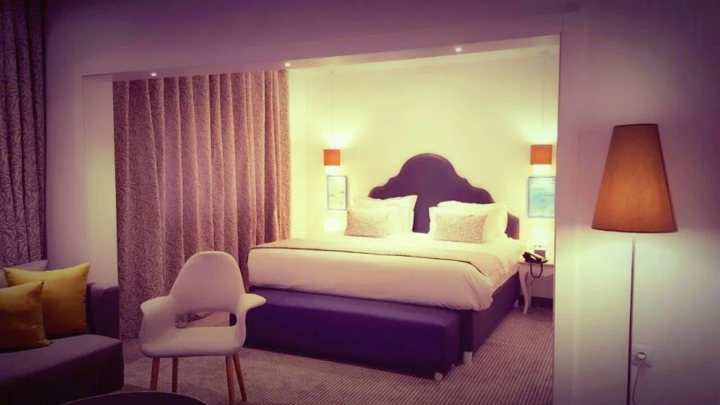 Room, Lac Leman, Tunisia