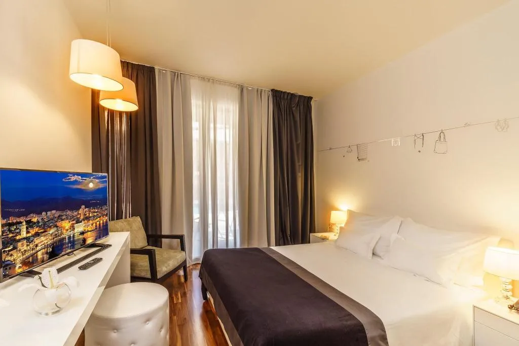 Room, Oasis Life, Split