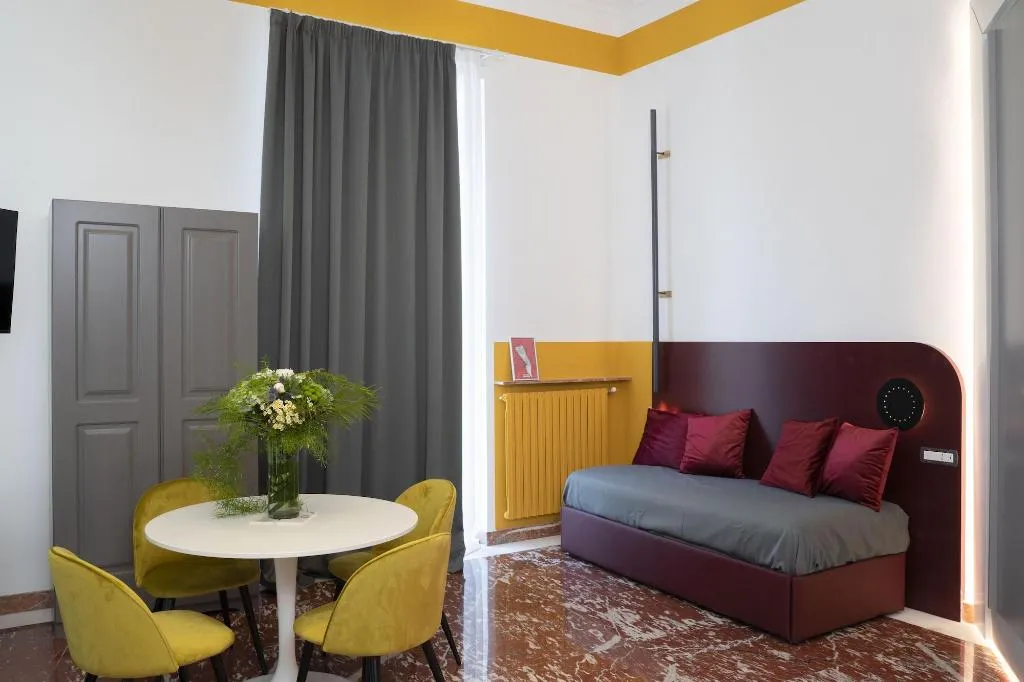 Room, Rettifilo 311, Naples