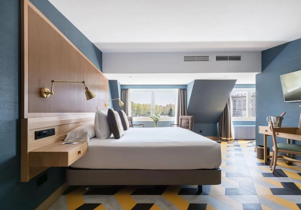 SUITE QUEEN SIZE BED Room, Principe Pio, Madrid