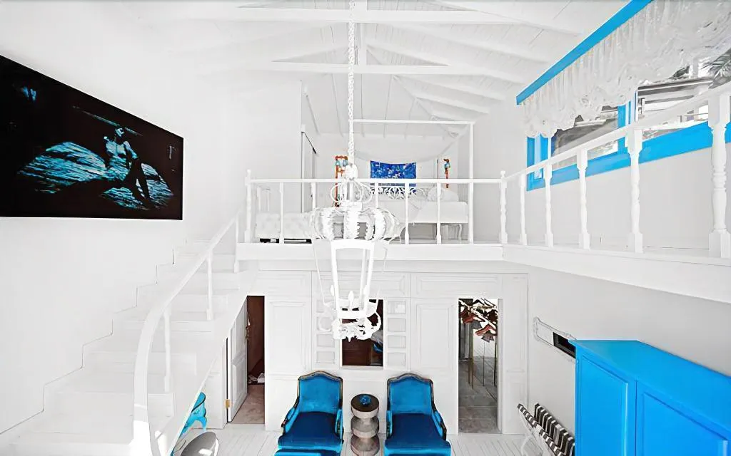 Room, Sabrina's Haus, Dalaman