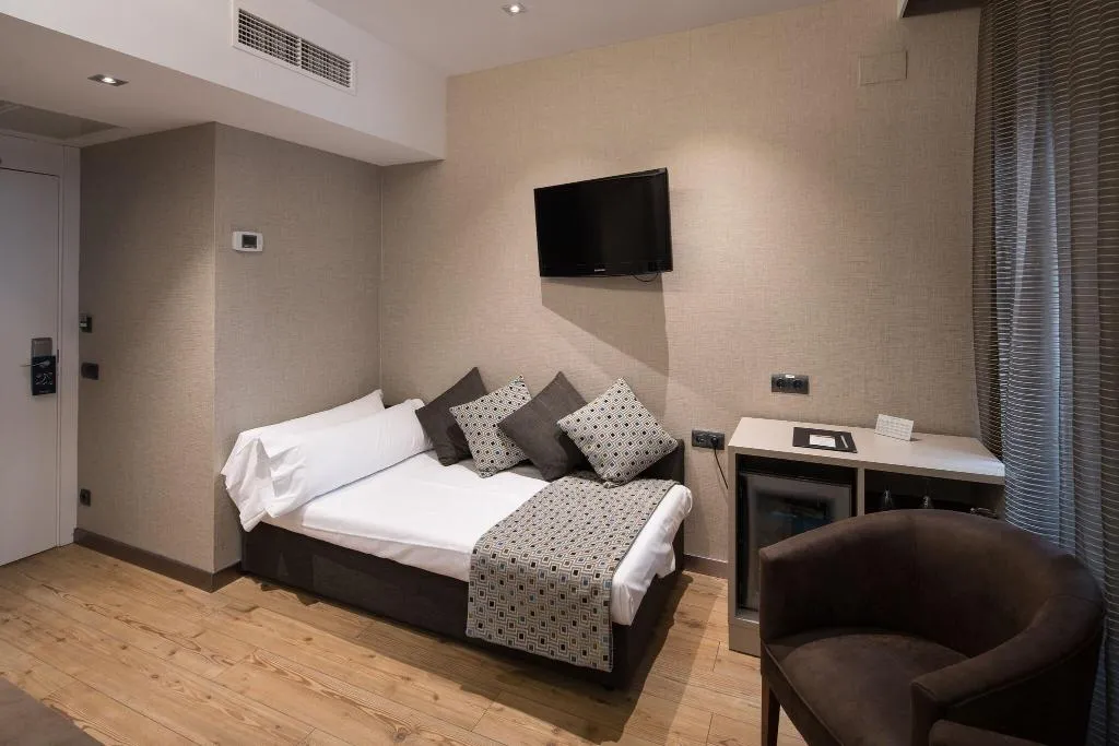 TRIPLE TWO BEDS Room, Catalonia Born, Barcelona