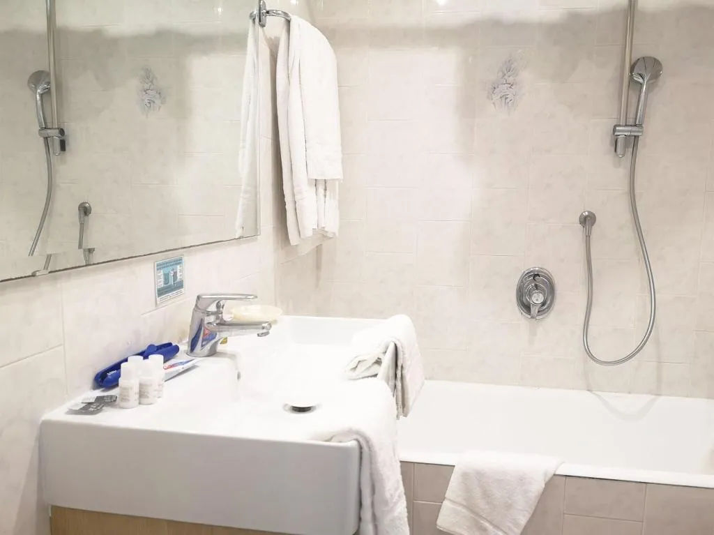 DOUBLE CLASSIC QUEEN BED Room, Hotel Cristina, Naples