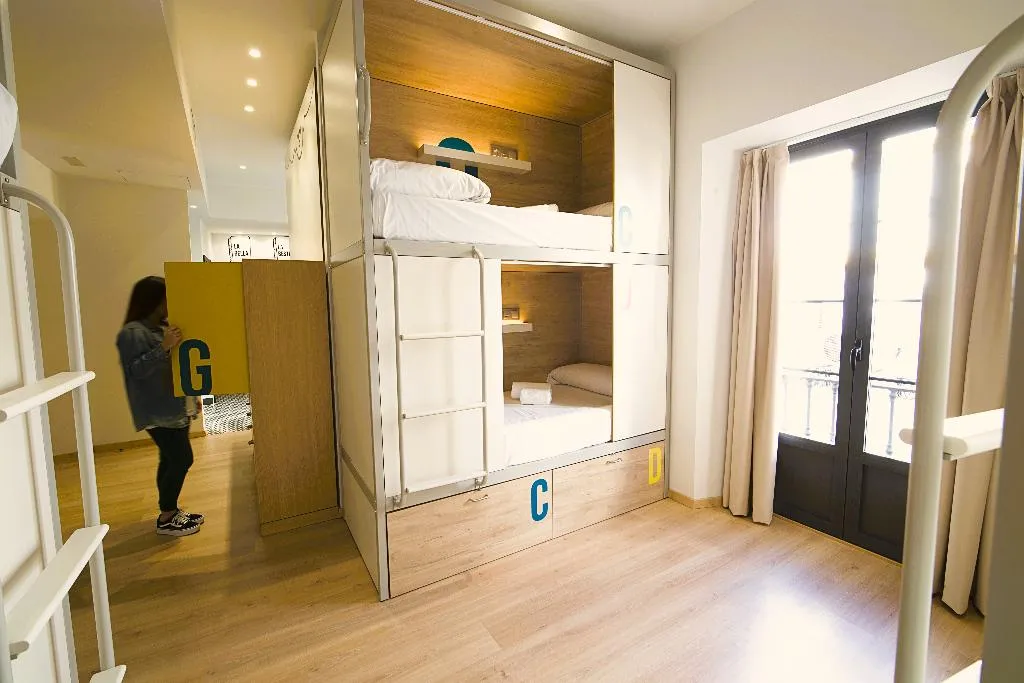 Room CAPACITY 8 Room, U-Sense For You Hostel Sevilla, Seville