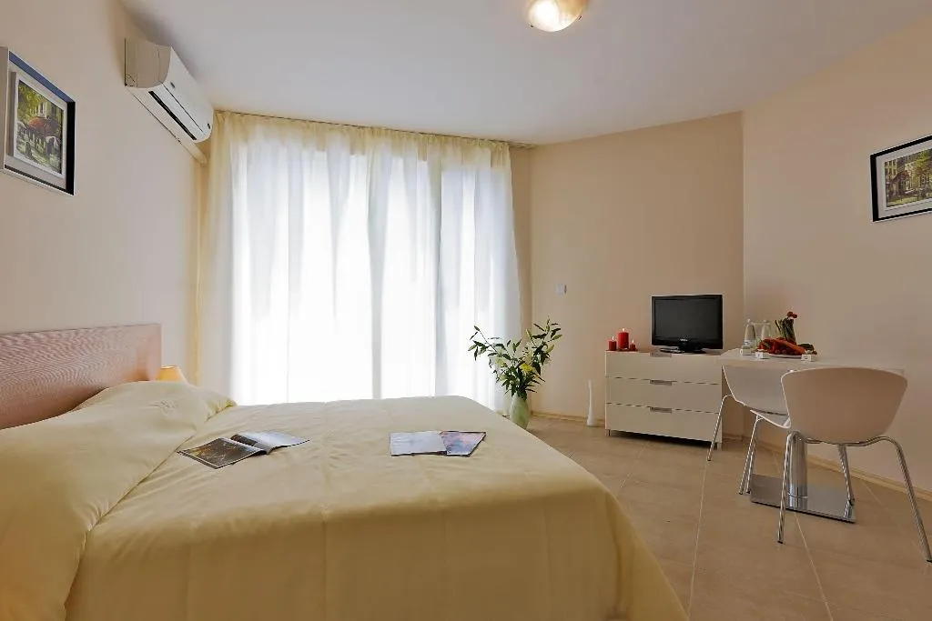 Room, Emberli, Bourgas