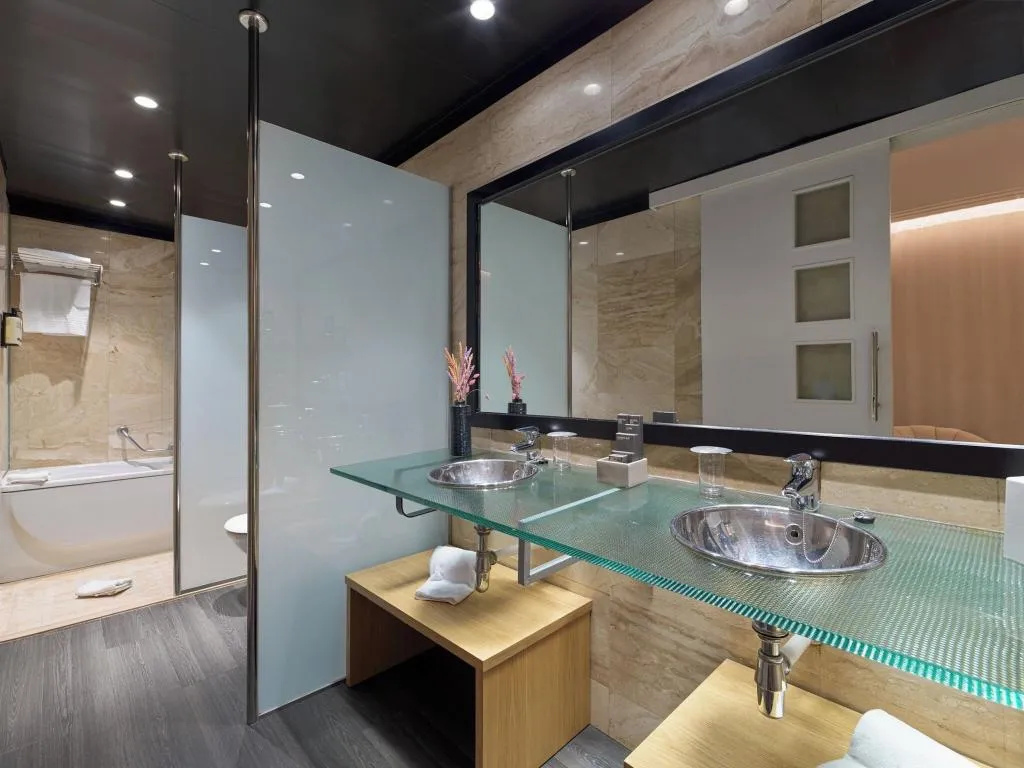 JUNIOR SUITE QUEEN SIZE BED Room, H10 Marina Barcelona, Barcelona