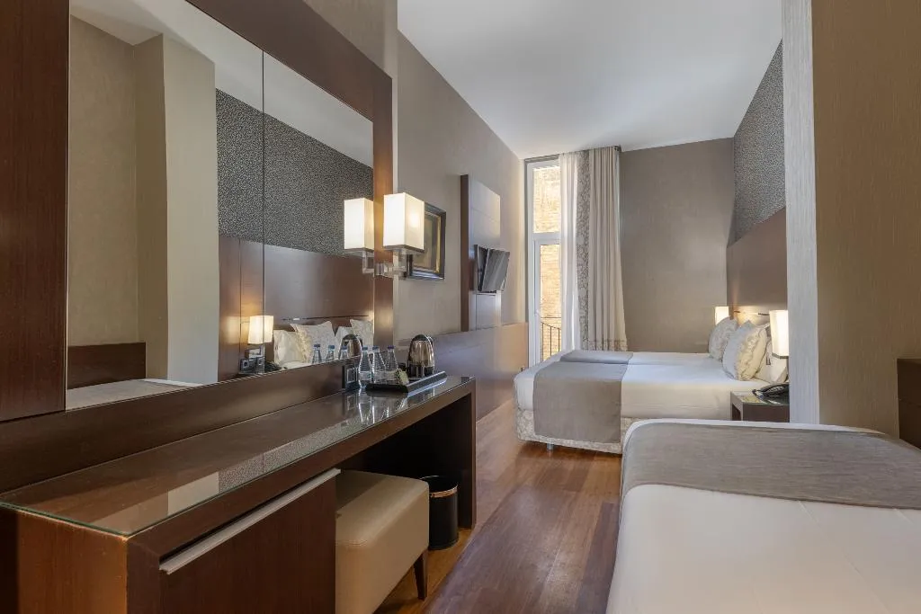 TRIPLE STANDARD Room, Barcelona Hotel Colonial, Barcelona
