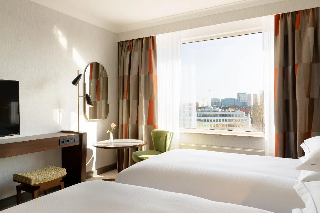 TWIN DELUXE WITH VIEWS Room, Hilton Amsterdam, Amsterdam