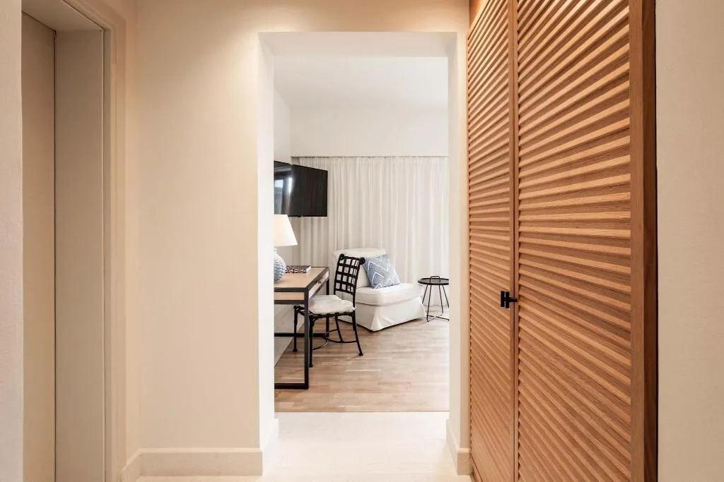 Room, Phaea Blue, a member of SLH, Crete