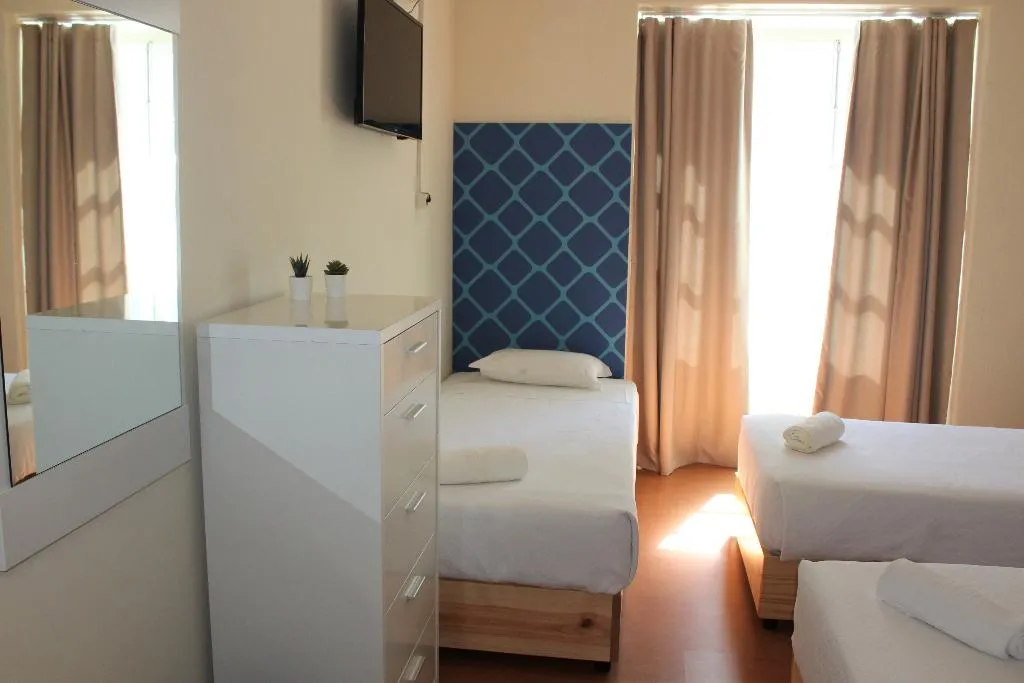 TRIPLE ECONOMY WITH SHARED BATHROOM Room, Tagus Royal Residence, Lisbon