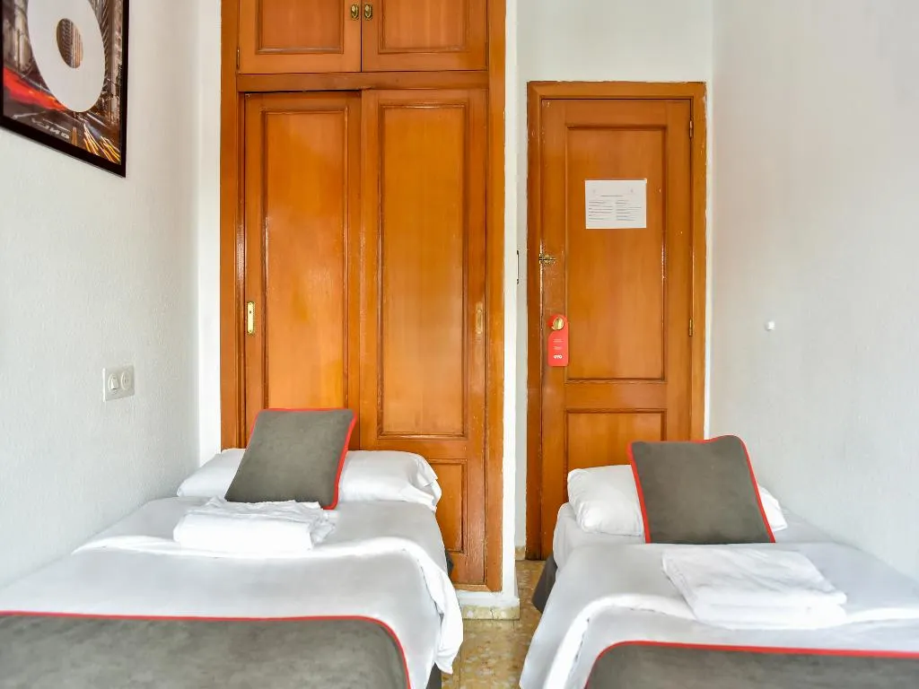 TWIN WITH SHARED BATHROOM Room, Hostal Carabanchel, Madrid