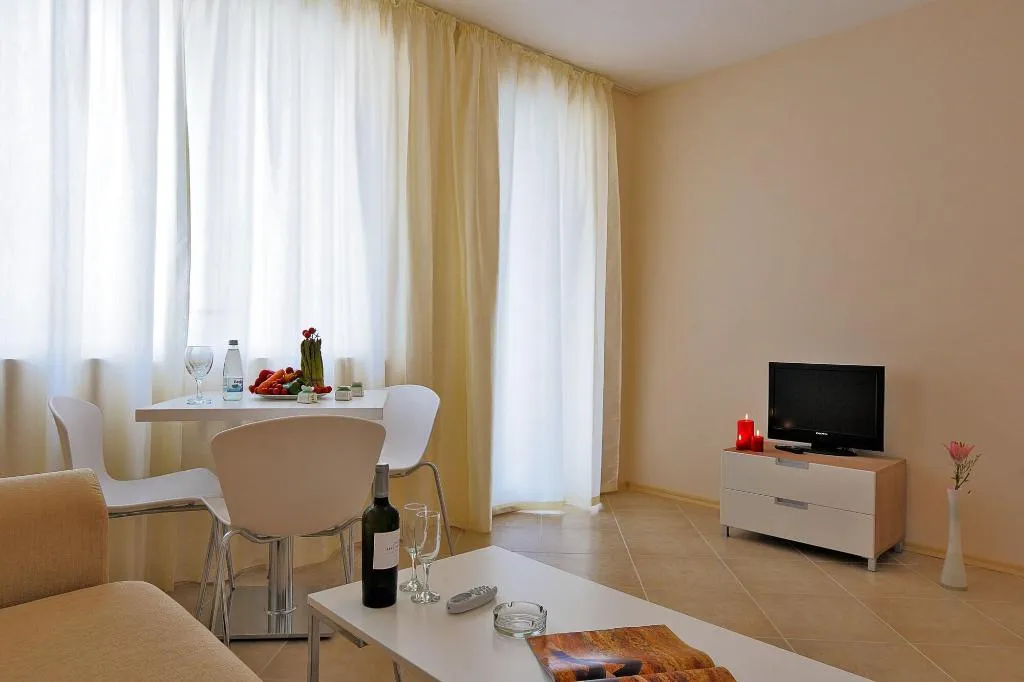 Room, Emberli, Bourgas