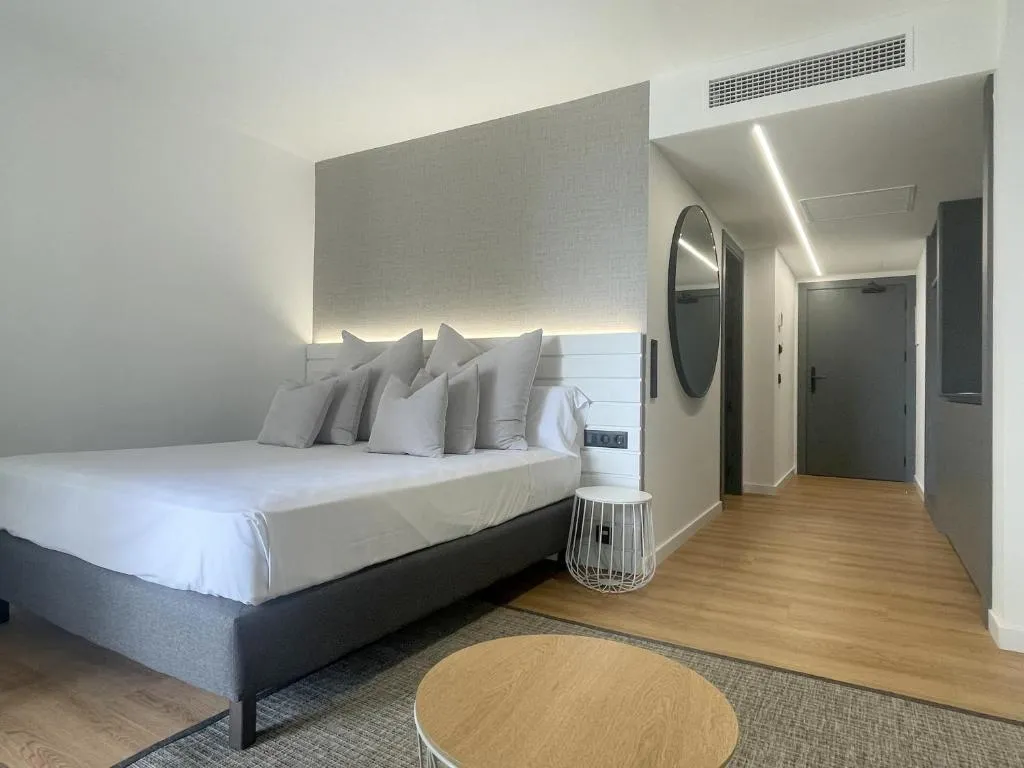 STUDIO SEA VIEW CAPACITY 2 Room, Rentalmar Suites Salou Families only, Costa Dorada