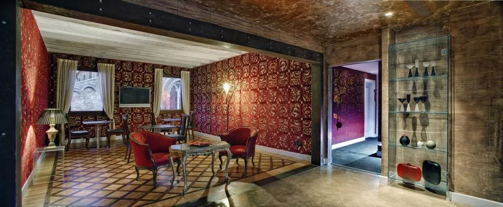 Lobby, Bloom, Venice