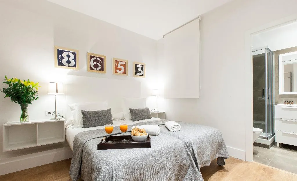 APARTMENT TWO BEDROOMS TWO BATHROOMS Room, Aspasios Urquinaona Design, Barcelona