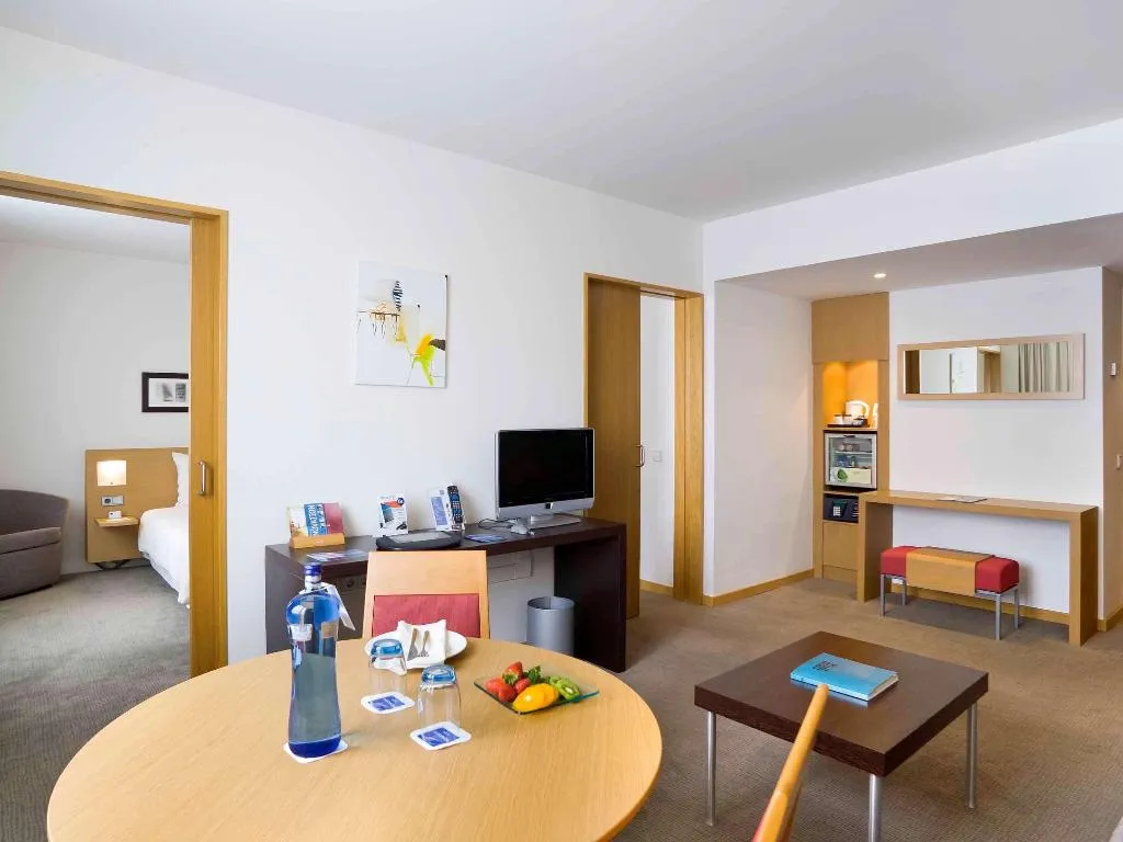 SUITE KING SIZE BED Room, Novotel Barcelona Cornella, Barcelona