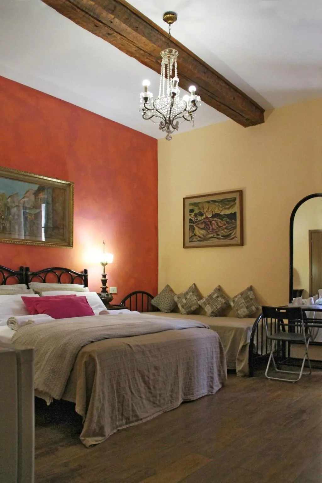 Room, Riverbanks, Florence