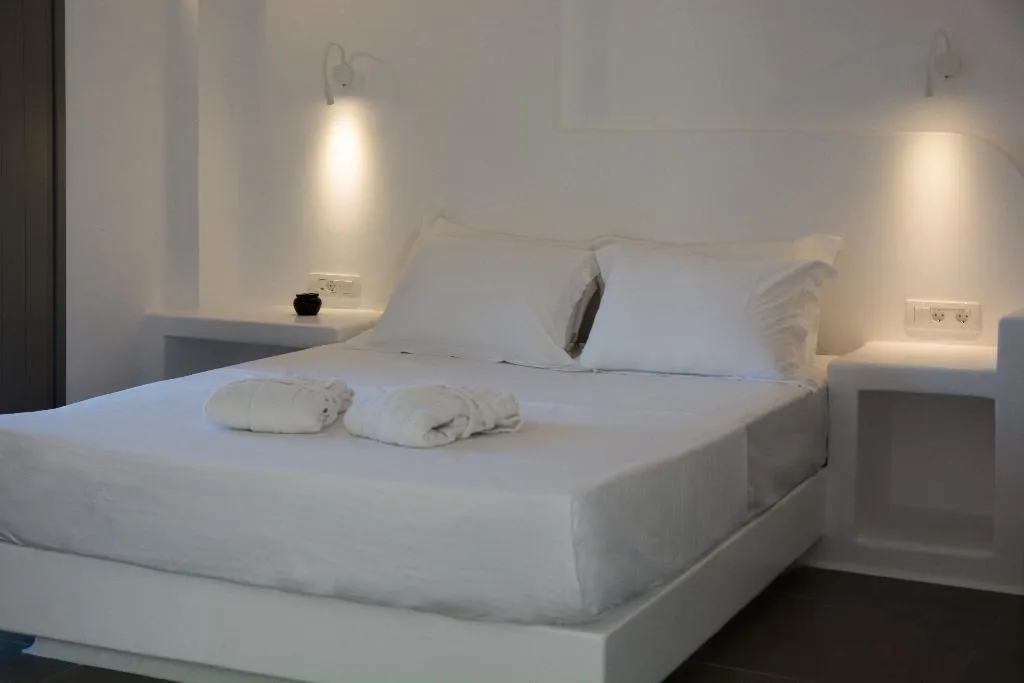 SUITE WITH PRIVATE POOL Room, Amphitrite Suites Santorini, Santorini
