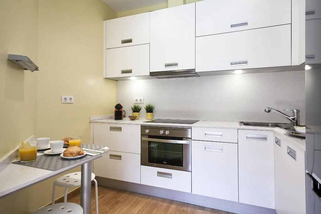 APARTMENT THREE BEDROOMS Room, Laumon, Barcelona