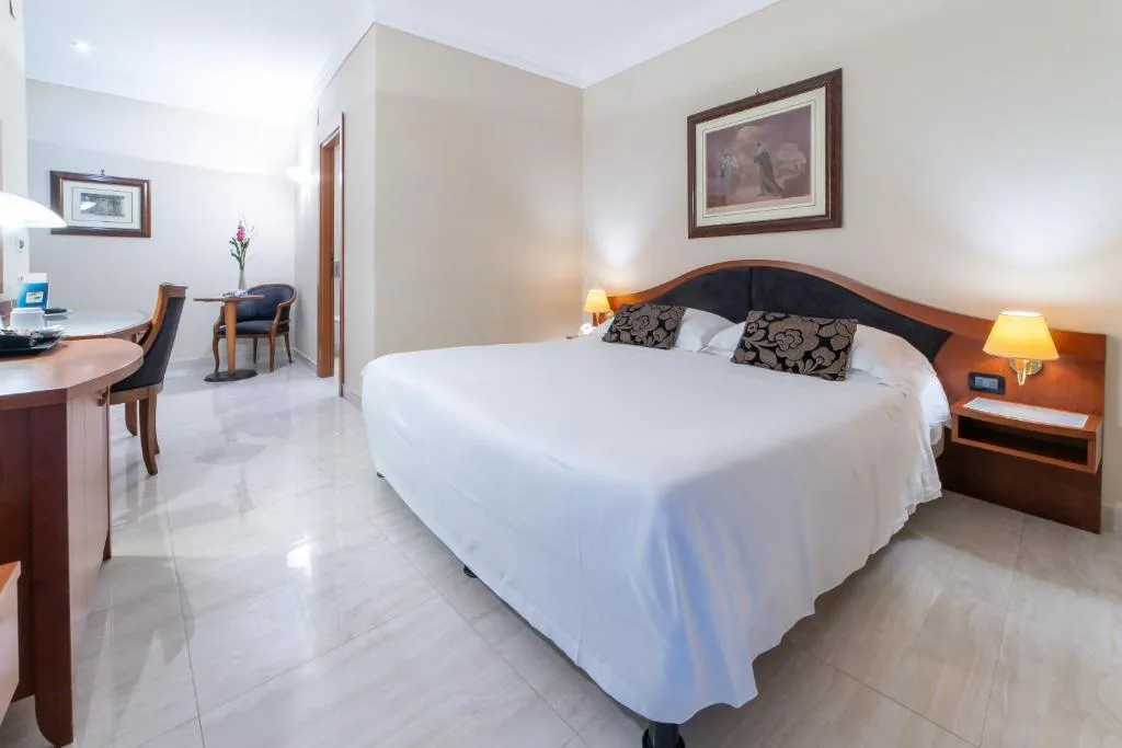 TRIPLE DELUXE Room, Massimo Plaza, Palermo