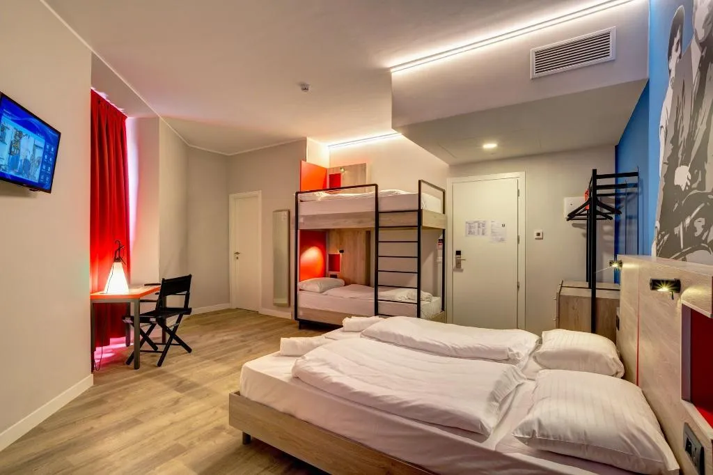 Room, Meininger Roma Termini, Naples
