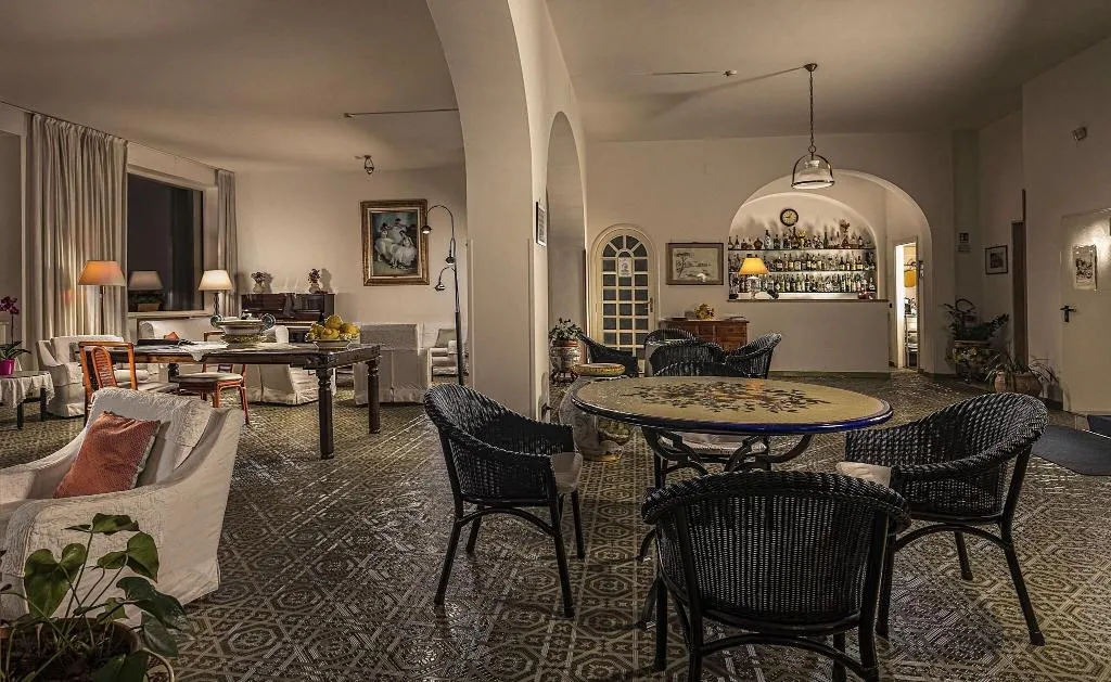 Lobby, Bellevue, Naples