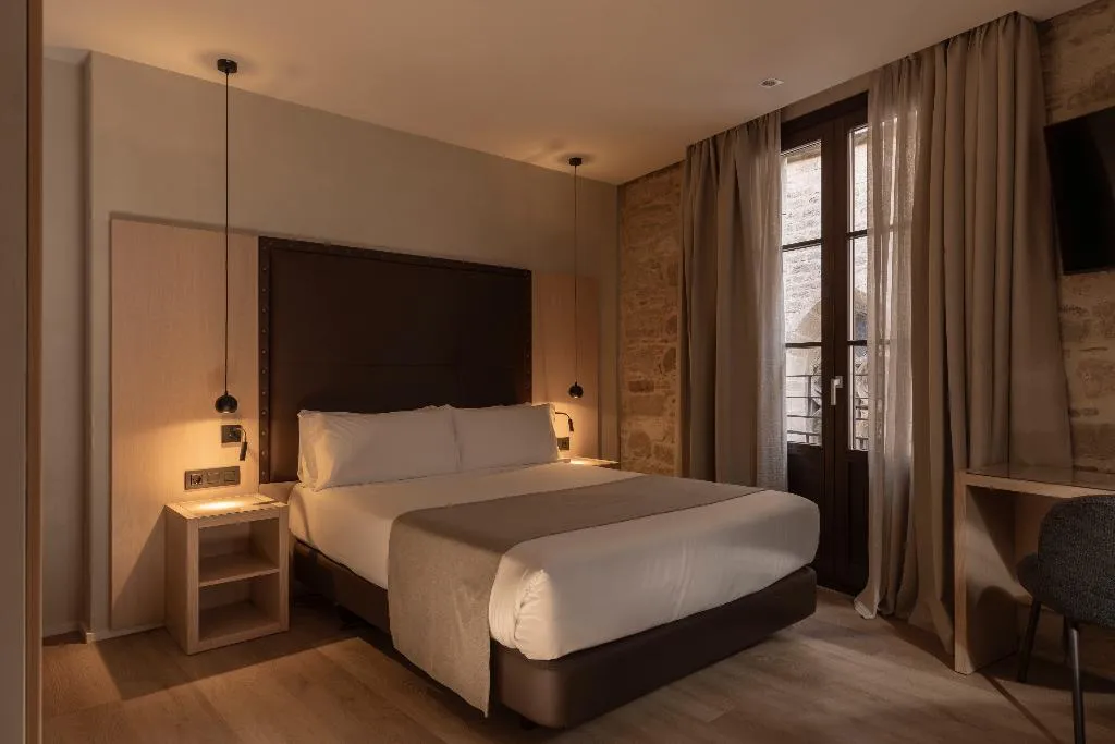 DOUBLE DELUXE SUPERIOR Room, Gran Hotel Barcino 4*S, Barcelona