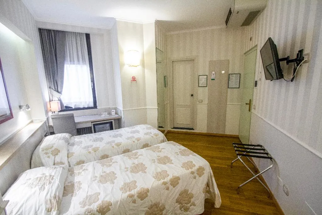 Double or Twin STANDARD Room, Flora, Milan