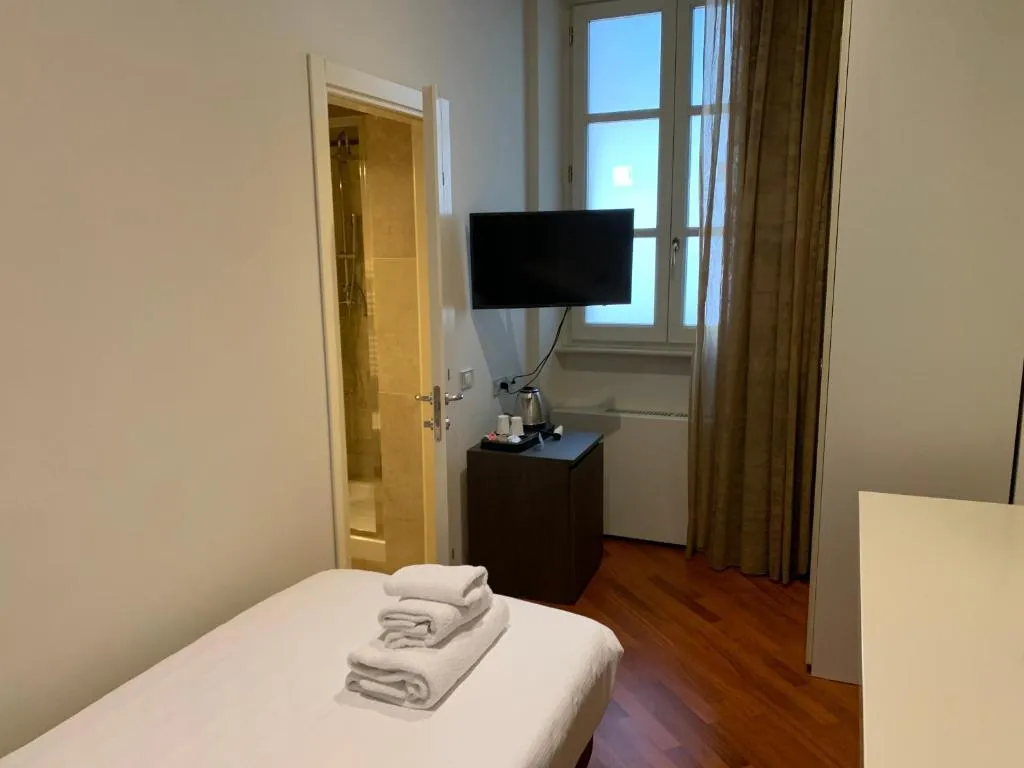 SINGLE STANDARD Room, Embassy, Florence