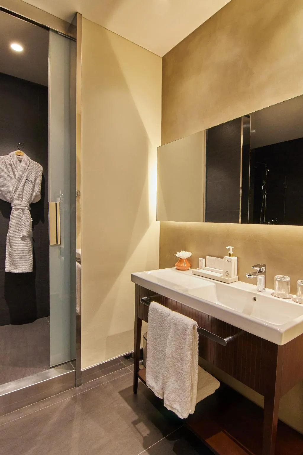 JUNIOR SUITE STANDARD Room, Grand Hotel Central, Barcelona