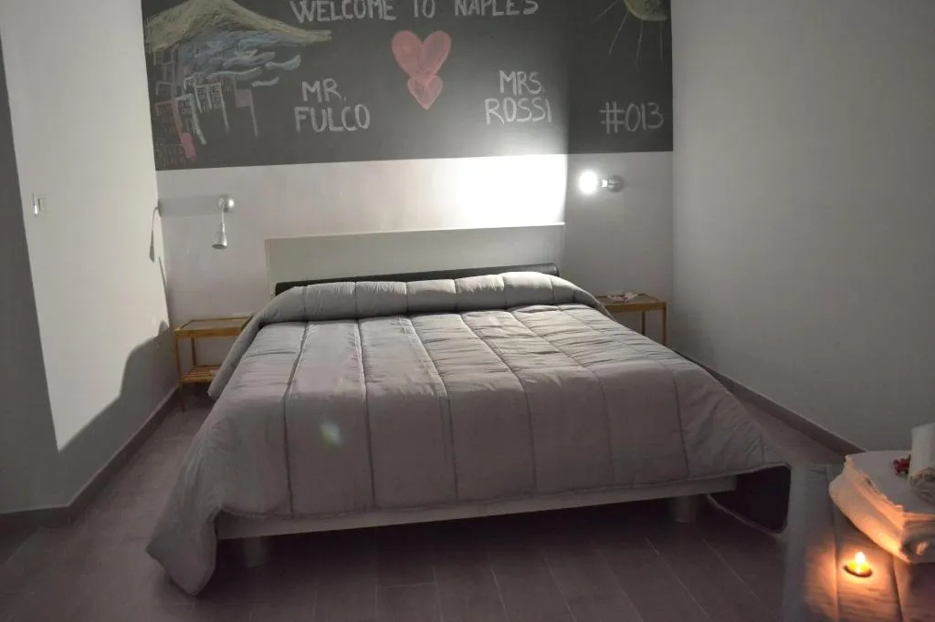 Room, Bassetto 013, Naples