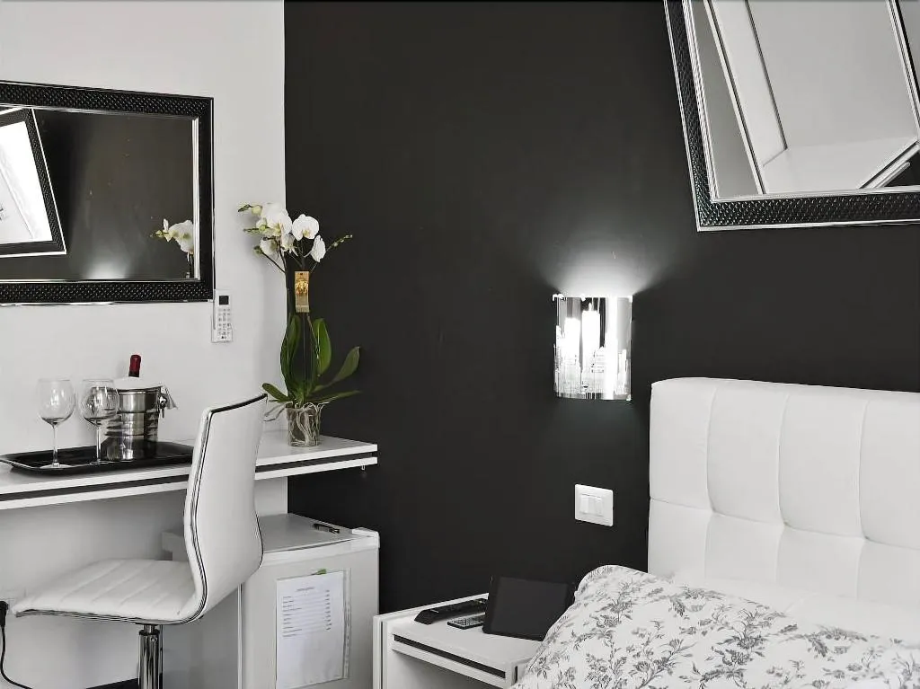 Room, Black & White G&G, Rome