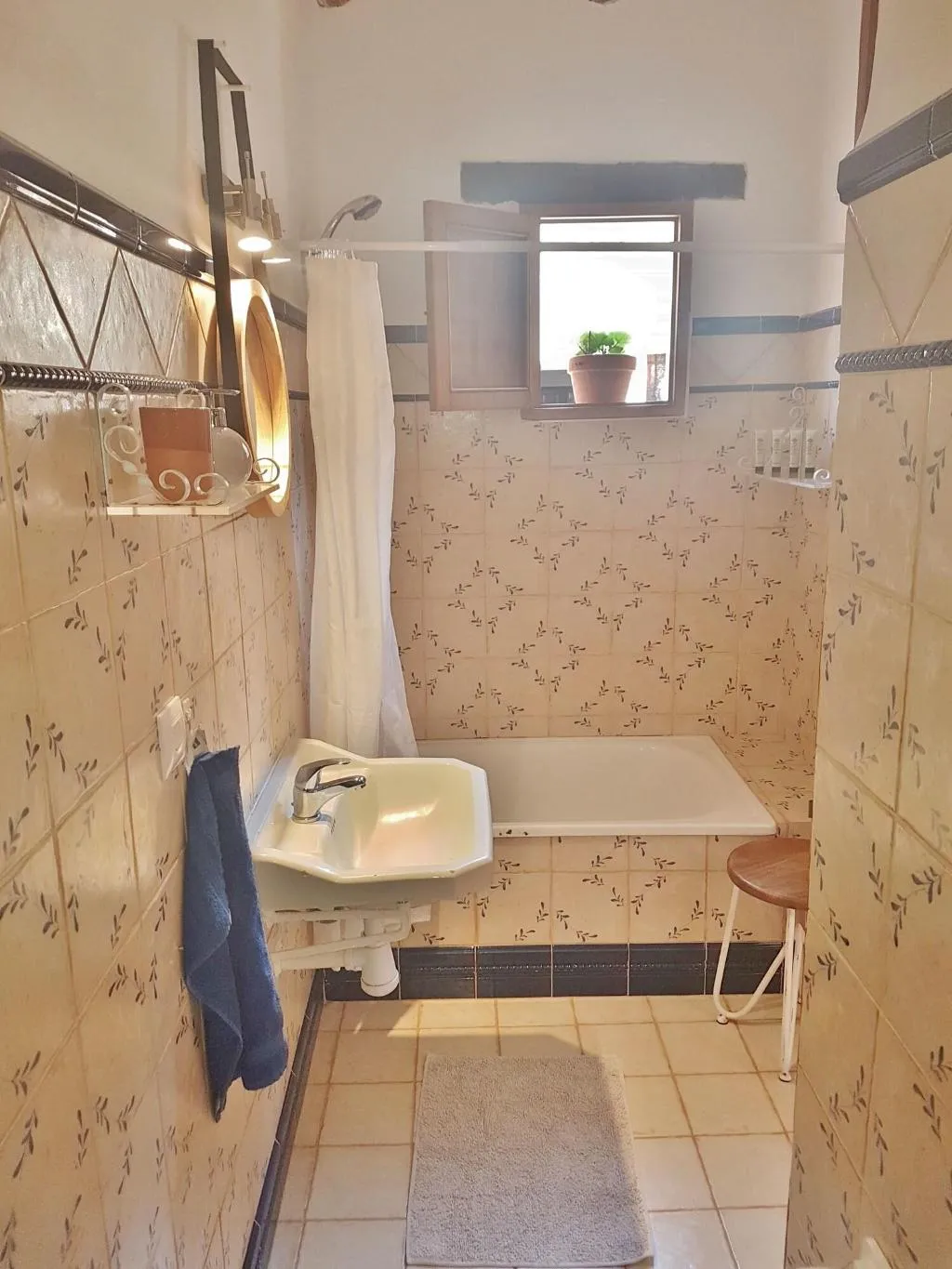 Room, Benali, Valencia