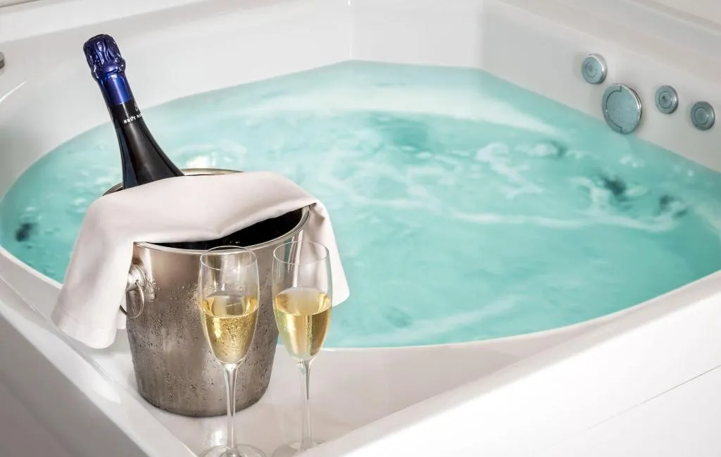 SUITE KING BED WITH JACUZZI Room, SB Plaza Europa, Barcelona