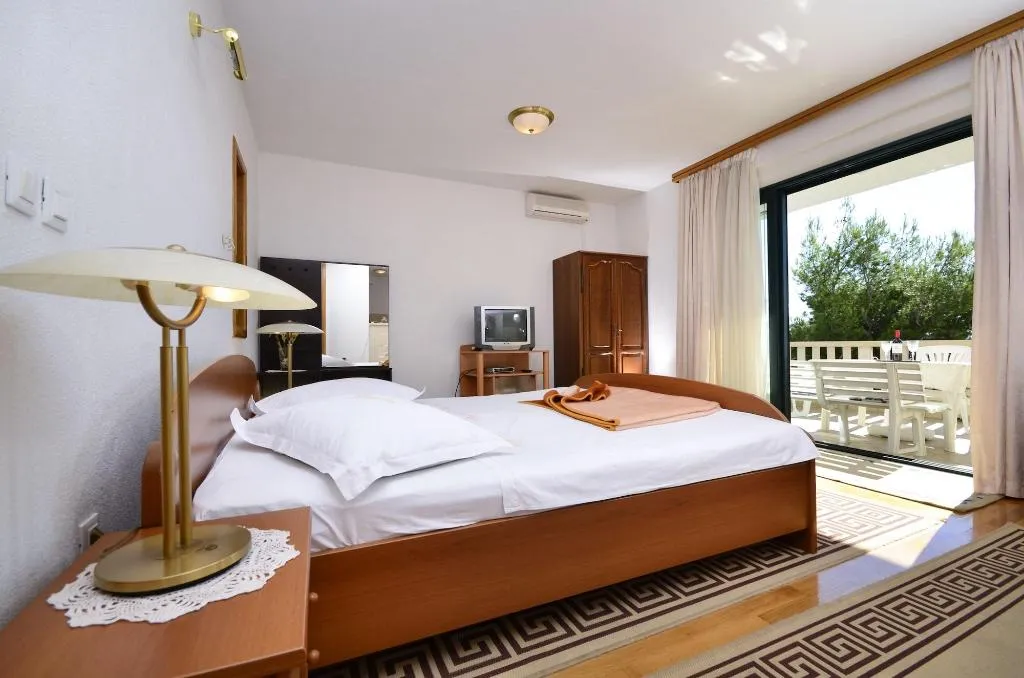Room, House Topic, Split