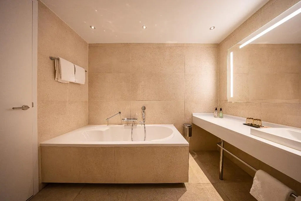 QUADRUPLE DELUXE Room, Van der Valk Hotel Schiphol, Amsterdam