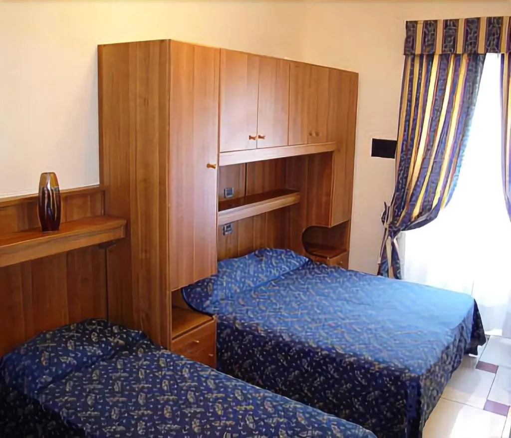 Room, Mari 2, Naples