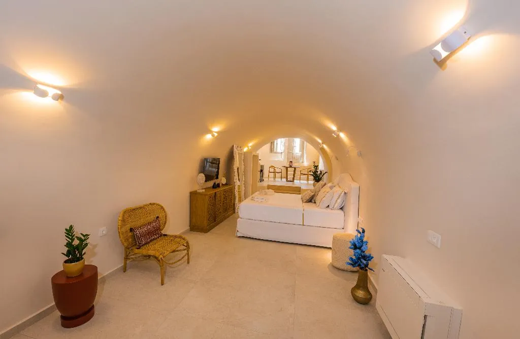SUITE DELUXE KING BED Room, La Madeleine Oia, Santorini