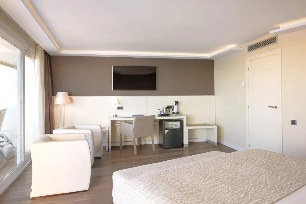 JUNIOR SUITE STANDARD Room, Calipolis, Costa Brava