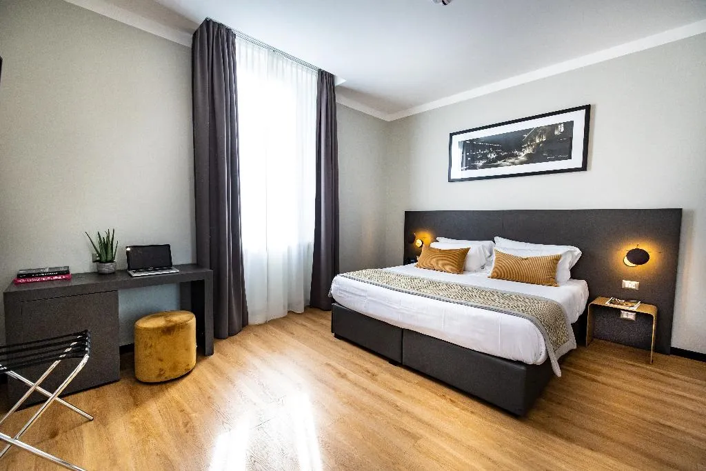 Double or Twin SUPERIOR Room, The Cross, Rome