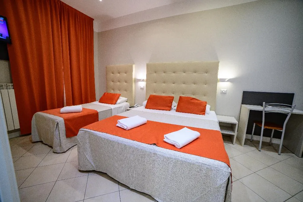 TRIPLE BASIC Room, Hotel Demó, Milan