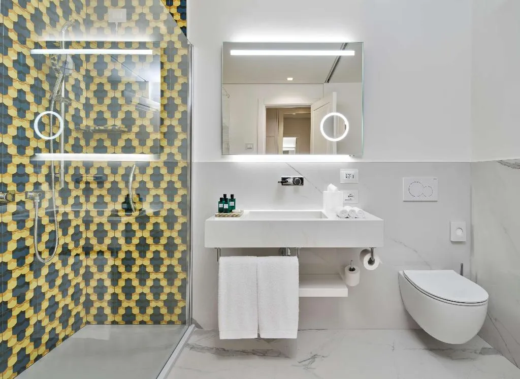 DOUBLE DELUXE SEA VIEW Room, de Bonart Naples-Curio Collection by Hilton, Naples