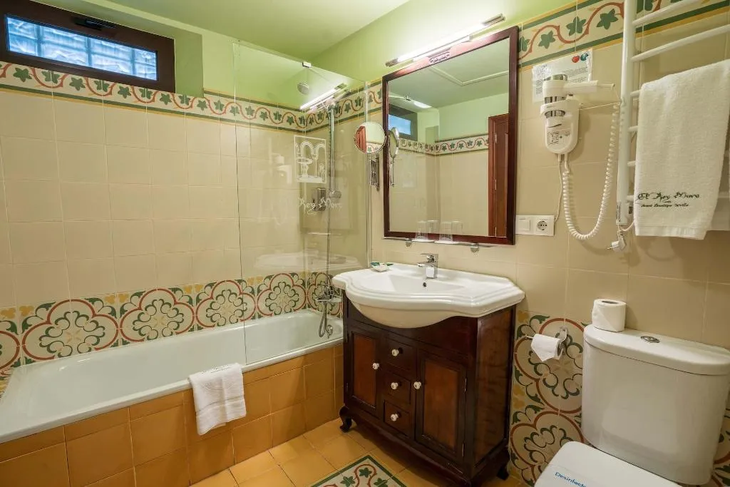 Room, El Rey Moro, Seville