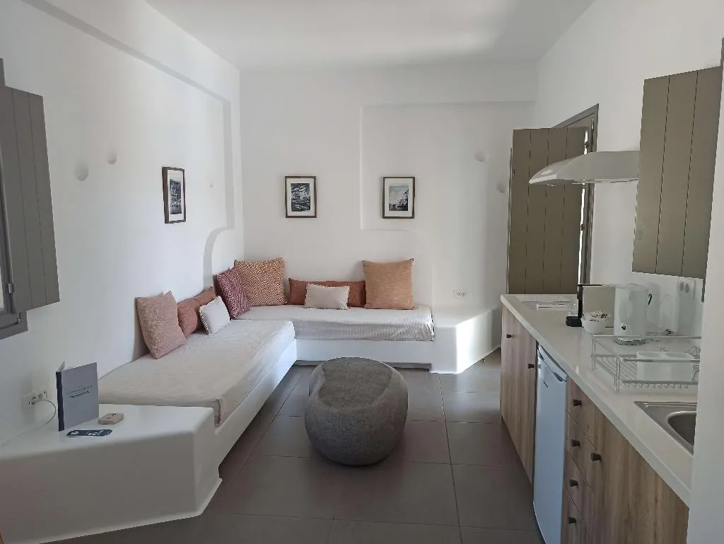 SUITE WITH PRIVATE POOL Room, Amphitrite Suites Santorini, Santorini