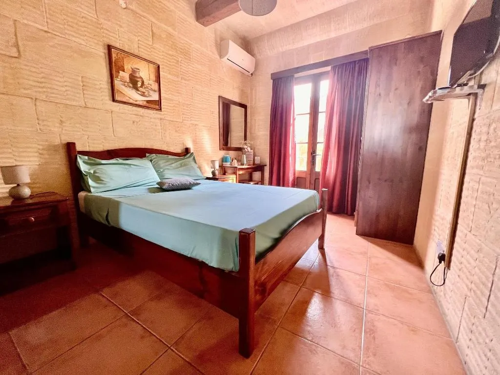 Room, Grotto's Paradise B&B, Gozo