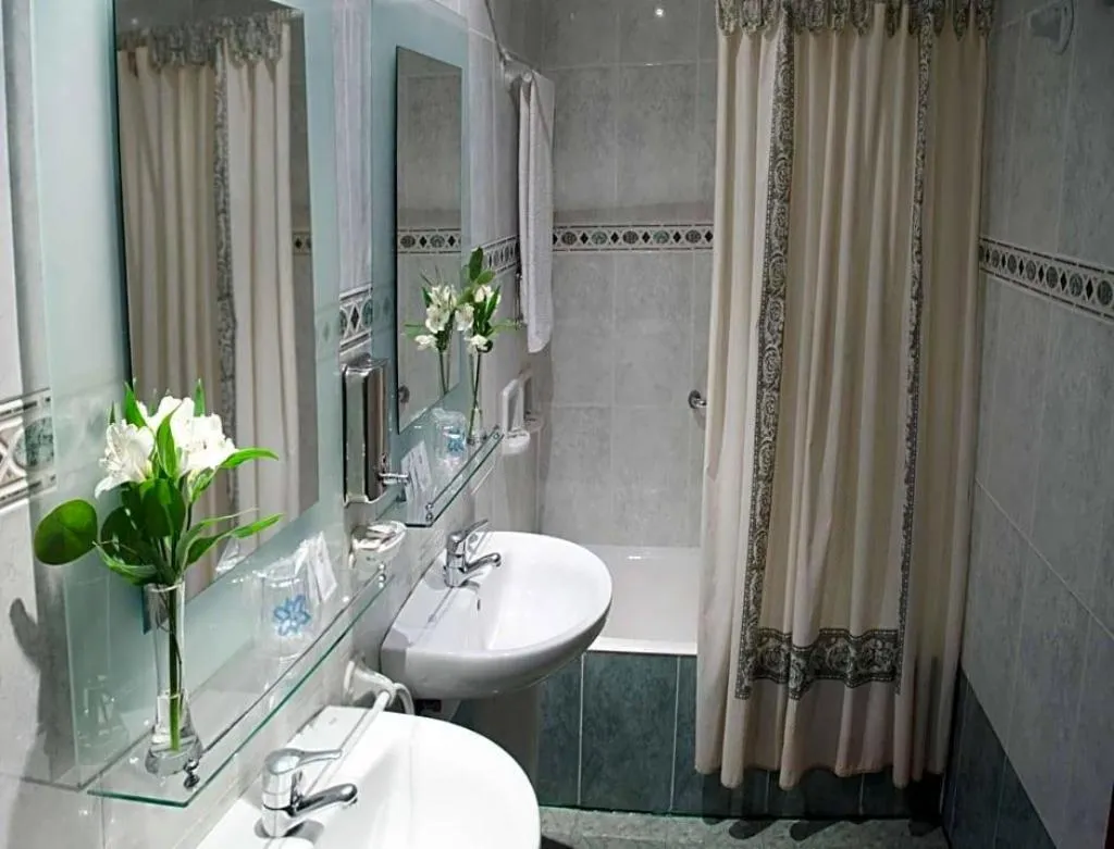 Room, Praderon, Madrid